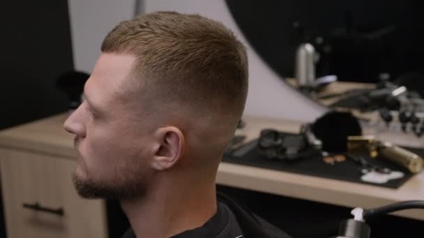 Parrucchiere Spruzza Prodotto Acconciatura Uomo Taglio Capelli Primo Piano Barbiere — Video Stock