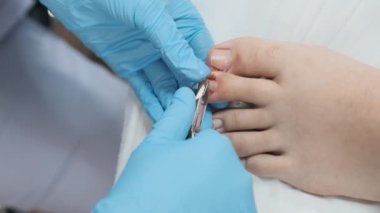 Klinikte özel tırnak aletleri kullanan profesyonel tıbbi pedikür.. 