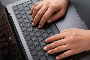 BERLİN, Almanya - 14 Nisan 2024: MacBook Pro 'da çalışan üst düzey kadın