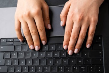 BERLİN, ALMANY - 14 Nisan 2024: laptop klavyesinde çalışan üst düzey kadın eli. İş yeri iş yeri kavramı.