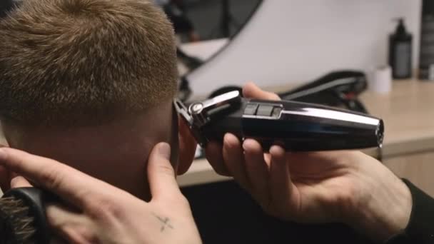 Master Κουρεύει Μαλλιά Πελάτη Επαγγελματικό Εργαλείο Πολυτελές Κουρείο Closeup Barber — Αρχείο Βίντεο