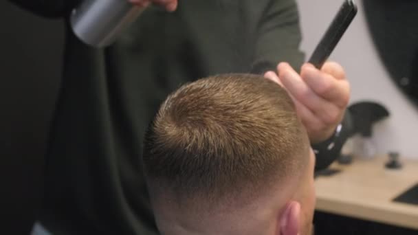 Barbiere Usa Spruzzi Pettini Facendo Acconciatura Elegante Cliente Primo Piano — Video Stock