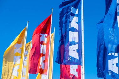 PRAG, CZECHIA - HAPİRAN, 2024: IKEA bayrakları sallanıyor.