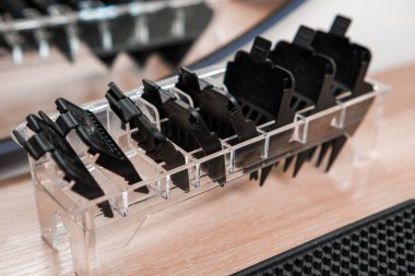 Berber dükkanındaki masada budayıcı eklentileri var..