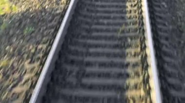 Gün batımında demir yolu seyahati. Tren kullanmaktan demiryolu manzarası boyunca hareket. Demiryolu taşıma sistemiyle karada seyahat etmek.