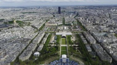 Paris 'in göbeğindeki ünlü Trocadero Meydanı Eyfel Kulesi' nin panoramik manzarası. İnanılmaz Fransız mimarisi ve tarihi yerleri. Rüya yolculuğu