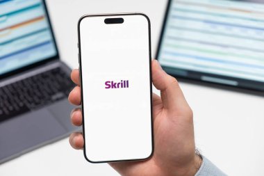 PRAG, CZECH REPUBLIC - 21 HAZİRAN 2024: İnsan eliyle akıllı telefon ekranında Yıldırım Atar logosu işyeri arka planında. 