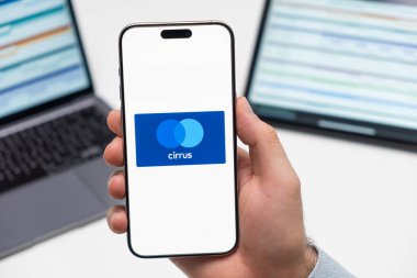 PRAG, CZECH REPUBLIC - 21 HAZİRAN 2024: İnsan eliyle akıllı telefonun ekranındaki sirk logosu iş arka planında. 