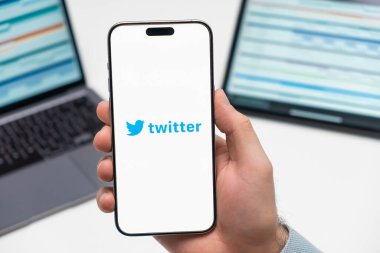 PRAGUE, CZECH REPUBLIC - 21 HAZİRAN 2024: Twitter logosu iş arka planındaki akıllı telefon ekranında. 