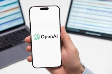 PRAGUE, CZECH REPUBLIC - 21 HAZİRAN 2024: İş arka planındaki akıllı telefon ekranında yapay zeka logosu aç. 
