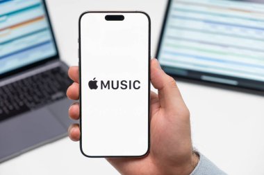 PRAG, CZECH REPUBLIC - 21 HAZİRAN 2024: İş arka planındaki akıllı telefon ekranında Apple Müzik logosu. 