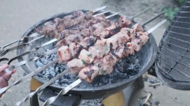 Erkek eller, bahçede ızgarada pişen et dilimleriyle şişlere dönüşür. İnsanoğlu istenen kıtır kıtır kıtır kıtır kıtır kıtır kıtır kıtırlığı elde etmek için süreci kontrol eder.
