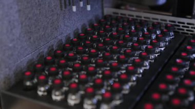 Otomatik ampler siyah başlıklı bir şişe alır ve HPLC analizi için enjekte etmeden önce örnekleri toplar.