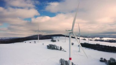 PRAG, CZECHIA - Şubat 2024: Kış manzarasında, bir rüzgar türbini parkı yenilenebilir enerjinin kilit kaynağı olarak duruyor.