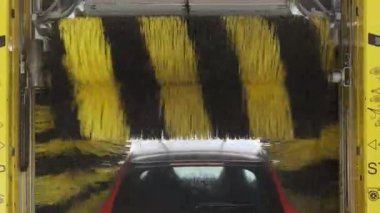 Çatı fırçası otomatik yüzeyi temizlerken dönüş hareketleri yapar. Araç otomatik oto yıkamacıda geri geri temizleme işlemi