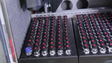 Siyah başlıklı cam şişelerdeki örnekler HPLC sisteminin otomatik amplifikatöründe analizi bekliyor.