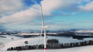 PRAG, CZECHIA - Şubat 2024: Kış alanındaki bir rüzgar türbini parkı yenilenebilir enerji üretimi için hayati önem taşıyor.