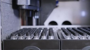 Siyah başlıklı cam şişelerdeki örnekler HPLC sisteminde analiz için bekliyor. 