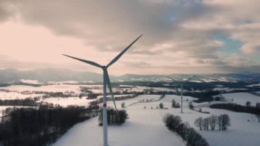 PRAG, CZECHIA - Şubat 2024: Kışın, bir alan bir rüzgar türbini parkına dönüştürülerek yenilenebilir enerji için büyük bir merkez haline gelir.
