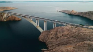 Sürücü araçlı Pag Köprüsü Adriyatik deniz kanalı üzerinde devam ediyor. Hayati altyapı çarpıcı görüşler sunan turistler arasında ilgi yaratıyor