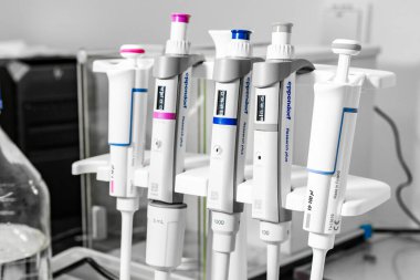 PRAG, CHEHIA - 4 Temmuz 2024: Eppendorf ve Termo otomatik pipetleri bir kimya laboratuvarında.