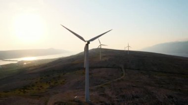 Rüzgar türbinleri Pag Adası 'nda sürdürülebilir elektrik üretir. Hırvatistan 'da zarar görmeden sürdürülebilir elektrik kaynağı elde etmek için yenilikçi çözüm