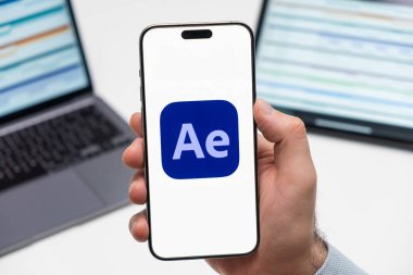 PRAGUE, CZECH REPUBLIC - 21 HAZİRAN 2024: İş arka planındaki akıllı telefon ekranındaki akıllı telefon logosunda Adobe After Effects logosu. 