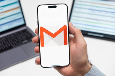 PRAG, CZECHIA - HAZİRAN, 2024: Arka planda akıllı telefon ekranında Gmail logosu 