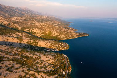 Hırvatistan 'ın Dalmaçya kentindeki kayalık kıyı şeridi ve berrak suların havadan görünüşü. 