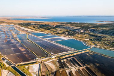 Pag Adası 'ndaki deniz suyu tuzu tavaları Hırvatistan' ın deniz tuzu üretiminde kullanılıyor. 