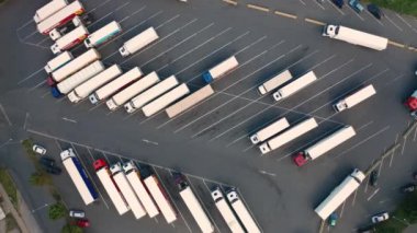 PRAG, CZECH REPUBLIC - 10 Eylül 2024: gıda deposunun yakınına park edilmiş malları teslim etmek için büyük kamyonlar. Çeşitli ürünleri taşımak için uygun özel vagonlar.