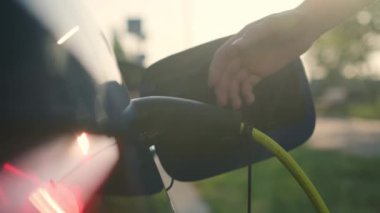 Kadın elektrik şarj istasyonundaki tüm kabloları dikiz aynasından sökmüş. Şehirde modern çevre dostu ulaşım