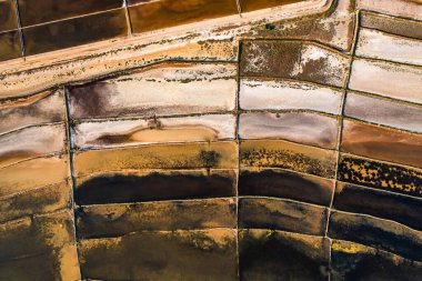 Üst görünüm tuz tavaları Adriyatik Denizi 'ndeki deniz suyu buharlaşması ve tuz üretim süreçlerini gösteriyor