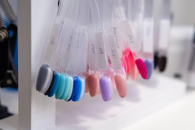 Güzellik salonunun şeffaf uçlarında jöle koleksiyonu.. 