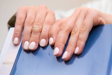 Güzellik salonundaki müşteriler tarafından çıplak taze jel cilasının gösterimi. 