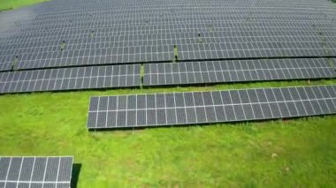 Güneş ışığı, geniş alanda düzgünce duran güneş panellerini aydınlatır. Geniş güneş panelleri parlak güneşten yenilenebilir enerji yakalar ve elektrik üretir.