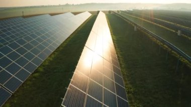 Şafak vakti kırsalda sislerin içinde yenilikçi güneş çiftliği. Yeşil elektrik hava görüntüsü üretmek için güneş ışığını yakalamak için özel ekipman