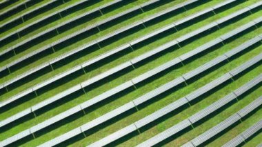 Düz çizgilere monte edilen modern güneş panelleri güneş ışığını yakalar. Etkili ve sürdürülebilir enerji kaynakları yenilenebilir enerji koruması ortamı oluşturur