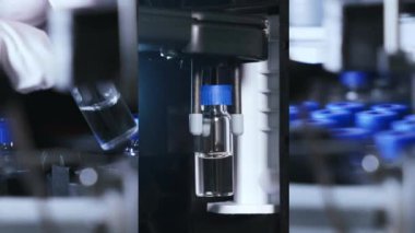 HPLC analizinin video kolajı örnekleri bir kimya laboratuvarında otomatik örneğe, enjeksiyona ve analize yerleştiriyor.. 