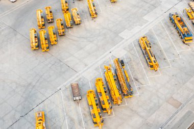  Sarı inşaat kazıcısı otoparklara park etmiş..