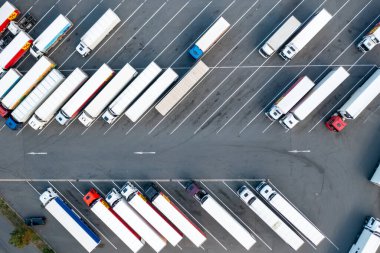 Şehrin otoparkına park edilmiş malları teslim etmek için en iyi manzara kamyonları..