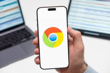 PRAG, CZECH REPUBLIC - 21 HAZİRAN 2024: İşyeri arka planında, akıllı telefon ekranında krom logo. 