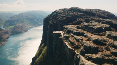 Önceki bölümler Lysefjord 'un üzerinde parlak gökyüzünün altında görkemli bir şekilde duruyordu. Norveç 'in görkemli manzarası heybetli yamaç yüzeyi ve dingin fiyortlarıyla