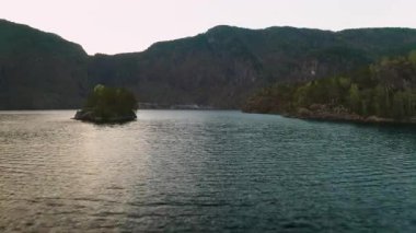 Gün batımından sonraki alacakaranlıkta sakin göl dağların arasına kurulmuştu. Sakin su, karanlık yamaçları ve gökyüzünü yansıtır. Norveç 'te yalnızlık ve güzellik hissi yaratır.