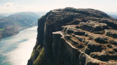 Lysefjord 'un derin sularının üzerinde ikonik kuleler. Sert kaya dokusu ve Norveç 'in vahşi doğasının geniş panoramik görüntüsü
