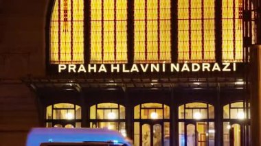 Prag Hlavni Nadrazi tren istasyonu girişte acil durum ışığı gösteriyor. Kentsel alanda akşam saatlerinde meydana gelebilecek olası halka açık olay sırasında sinyaller