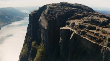 Kürsü Kayası, Lysefjord 'un dingin aynasının üzerine dramatik bir şekilde yerleştirilmiştir. Norveç 'in uçsuz bucaksız doğal manzarası ve etkileyici uçurum yüzeyi