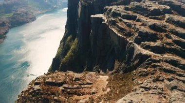 Preikestolen 'ın kayda değer manzarası nefes kesici Lysefjord' un içine düşüşünü gösteriyor. Uçurumun engebeli kaya dokusu ve fiyordun sakin yüzeyi