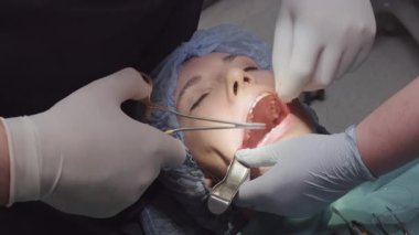 Profesyonelce, ameliyat sırasında kadınların ağzını dikerek çalışır. Çekiciler ve forsepsler hassas manipülasyonu kolaylaştırmak için kullanılır.