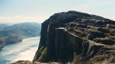Minpit Rock Norveç 'teki geniş Lysefjord' a uzanan ikonik düz tavanı sunar. Gökyüzünün altındaki uzak dağlarla manzaranın ihtişamı